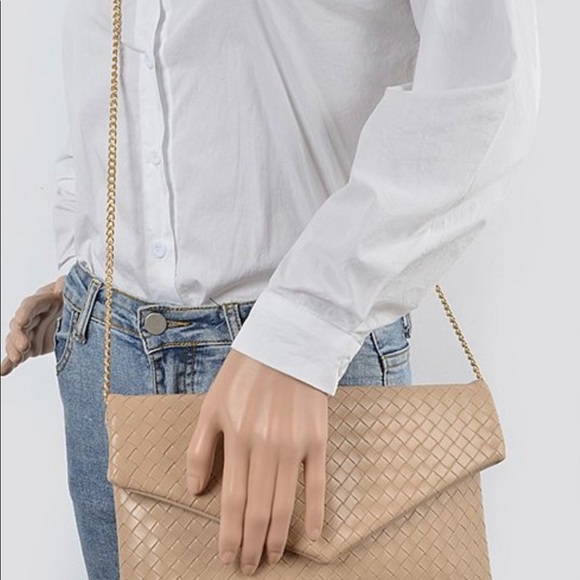 🆕Envelope embossed clutch and chain crossbody - Picture 5 of 6